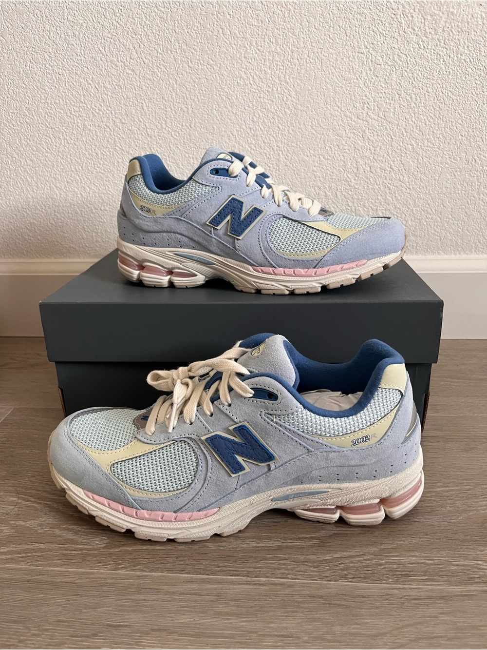 New Balance 2002R Unisex 8.5 Women 10 Pastel Blue & Navy Mesh Suede Running